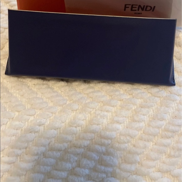 Authentic fendi sunglass case and cleaning cloth - Picture 2 of 5